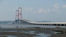 Jempatan Suramadu Penghubung Jawa dan Madura