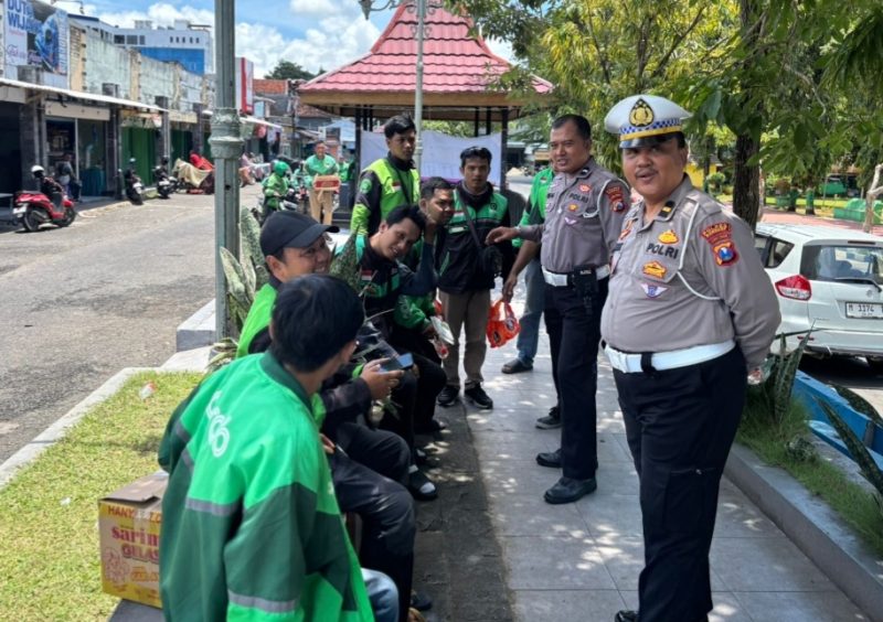 Satlantas polres Sumenep memberikan himbauan kepada para ojol 