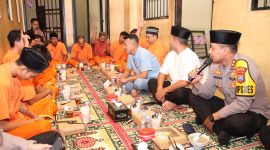 Kapolres Sumenep  AKBP Anang Hardiyanto buka puasa bersama tahanan