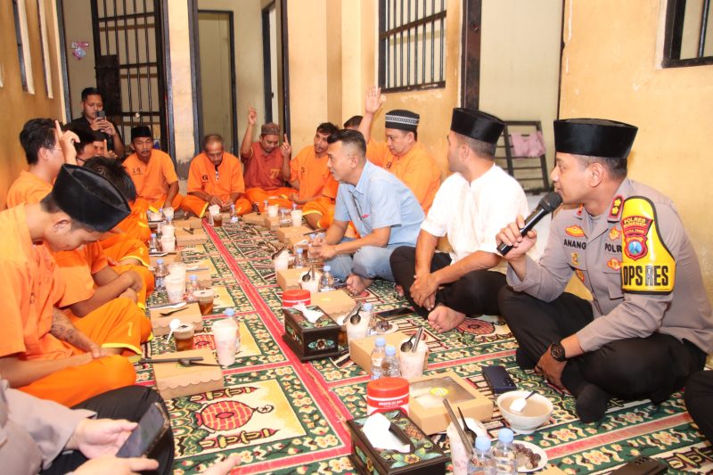 Kapolres Sumenep  AKBP Anang Hardiyanto buka puasa bersama tahanan