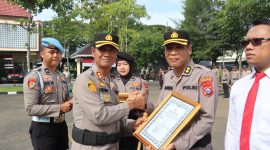 Kapolres Sampang berikan penghargaan pada anggotanya