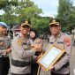 Kapolres Sampang berikan penghargaan pada anggotanya