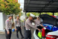 Foto Kasatlantas polres Sumenep Beny Kuncuro mengecek ranmor dinas 