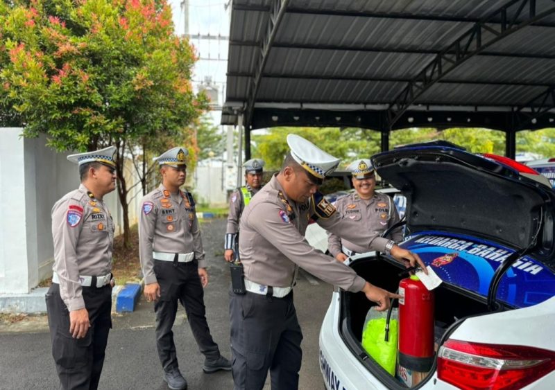 Foto Kasatlantas polres Sumenep Beny Kuncuro mengecek ranmor dinas 