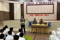 Foto anggota satlantas polres Sumenep memberikan arahan pada siswa/siswi SMA 1 sumenep 