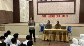 Foto anggota satlantas polres Sumenep memberikan arahan pada siswa/siswi SMA 1 sumenep 