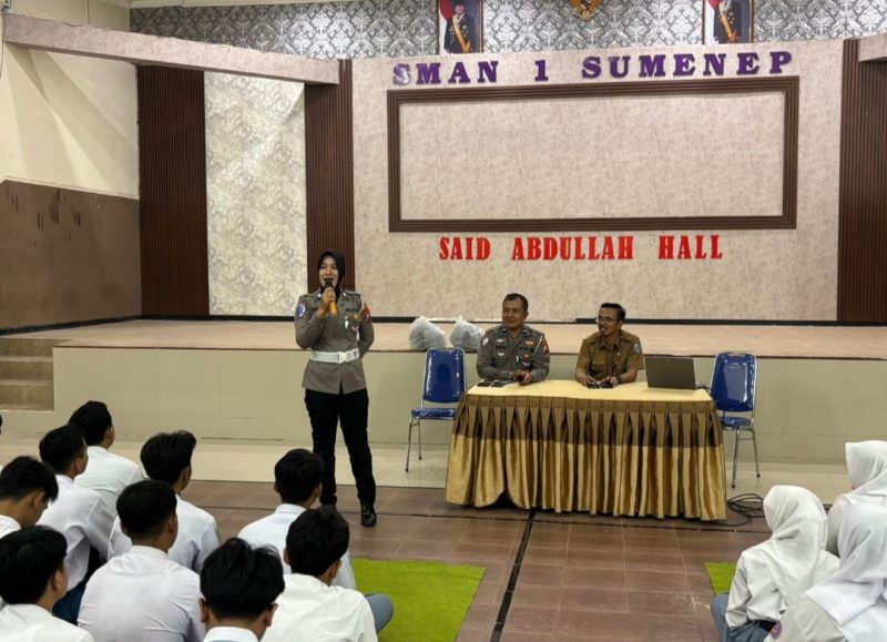 Foto anggota satlantas polres Sumenep memberikan arahan pada siswa/siswi SMA 1 sumenep 