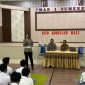Foto anggota satlantas polres Sumenep memberikan arahan pada siswa/siswi SMA 1 sumenep 