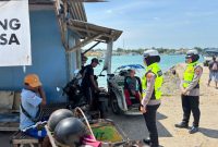 Anggota satlantas polres Sumenep menggelar sosialisasi di pelabuhan kalianget