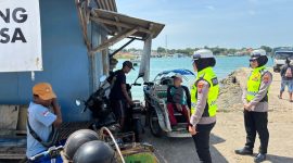 Anggota satlantas polres Sumenep menggelar sosialisasi di pelabuhan kalianget