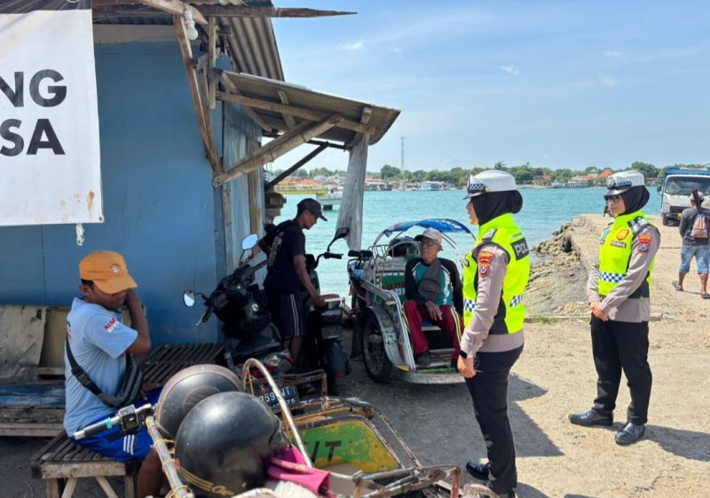 Anggota satlantas polres Sumenep menggelar sosialisasi di pelabuhan kalianget