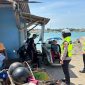 Anggota satlantas polres Sumenep menggelar sosialisasi di pelabuhan kalianget