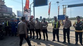 Foto anggota satlantas polres Sumenep pengamanan di pelabuhan kalianget Sumenep 
