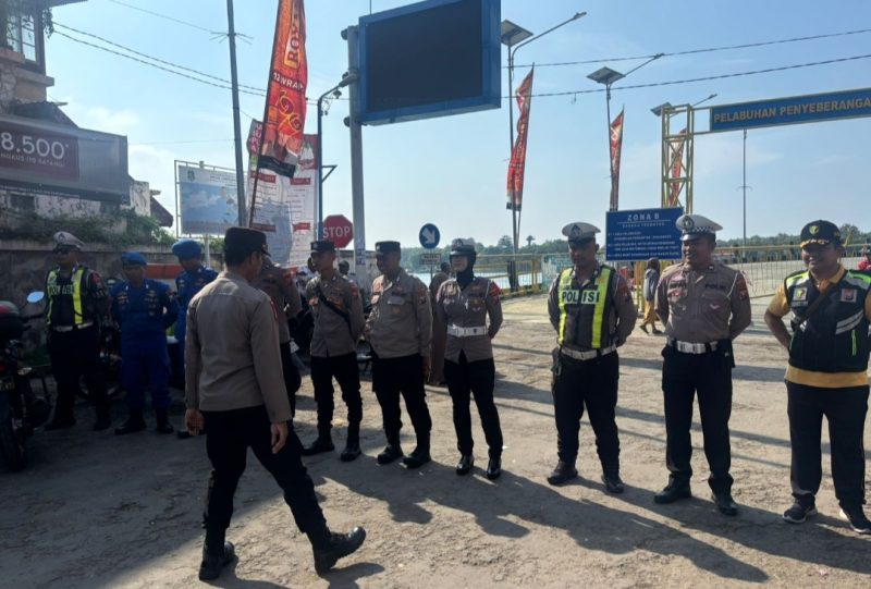Foto anggota satlantas polres Sumenep pengamanan di pelabuhan kalianget Sumenep 