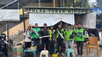 Satlantas Polres Sumenep Gelar “Polantas Menyapa”, Bagikan Senter dan Jas Hujan Kepada Ojek Online