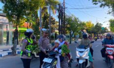 Satlantas Polres Sampang Tebar Kepedulian di Jumat Berkah, Bagikan Hasil Panen P2L dan Sosialisasikan Keselamatan Berlalu Lintas