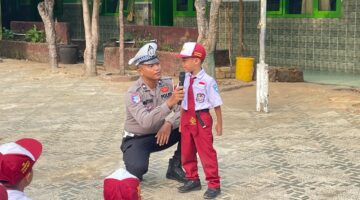 Tanamkan Kesadaran Tertib Berlalu Lintas Sejak Dini, Satlantas Polresta Sumenep Sambangi SDN Pangarangan 3