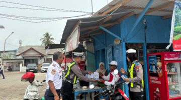 Satlantas Polresta Sumenep Bagikan Brosur Ops Patuh 2026 di Pelabuhan Kalianget